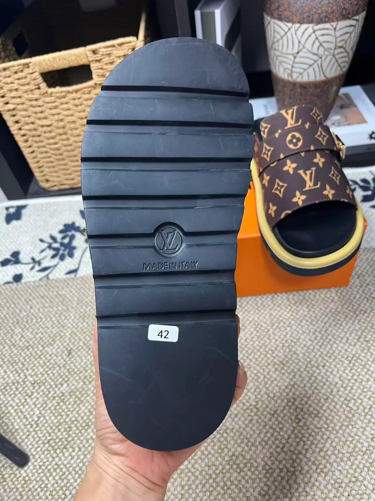 P340 [New Style] [LOUIS VUITTON] Louis Vuitton, LV printing, men's and women's slippers are now on the market, packed in drawer boxes with cloth bags and cards, the upper pattern looks very soft and waxy, and is a super versatile leg slimming tool. Fabric: imported denim/canvas/old fabric, LV hardware LOGO, official website pattern printing, comfortable to wear, feet: high-elastic PU water table. Sole: foam sole, heel height: about 5cm. Code number: 35-46, 35, 45, 46 are custom-made and non-returnable. Color: multiple colors and styles available.